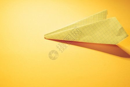 彩色背景上的纸机优势旅行绿色折纸商务黄色领导成功摄影竞争背景图片