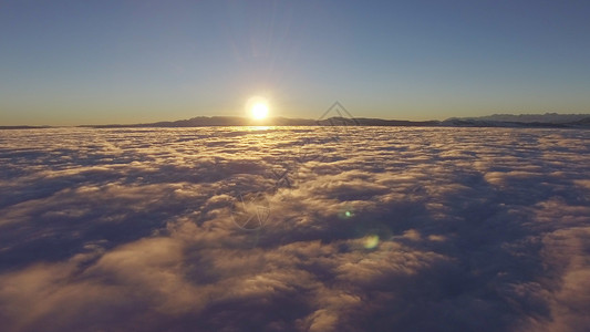 富士山顶的全景日出 太阳从地平线 云层和蓝天下闪耀而发亮  新生命又开始了 自然背景摘要 大自然天际阳光场景旅行阴影顶峰橙背景图片