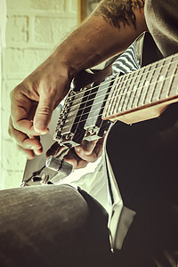 音乐生活方式背景 弹吉他 吉他手的手动态运动 微距特写背景图片