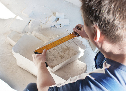 工人测量标尺硅酸盐砖背景图片