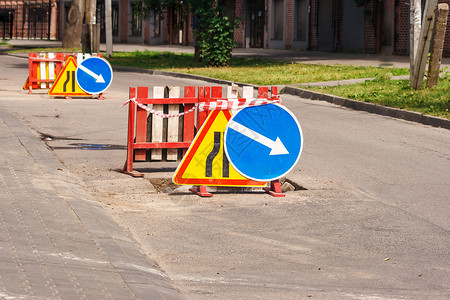 安全警告路标道路和绕行路口标志路标街道路面安全沥青施工警告三角形注意力信号背景