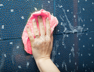 粉色马赛克贴图墙上女性洗手的瓷砖背景