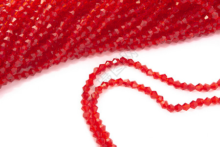 白色背景上美丽的红色玻璃闪光水晶 Isoalted 珠工艺石头钻石配饰装饰火花宏观奢华礼物风格背景图片