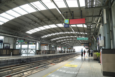 地铁火车站蓝色技术平台建筑火车力量旅行铁路电缆轨道高清图片