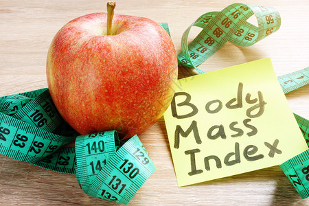 苹果数体重指数BMI写在备忘棒和苹果上背景