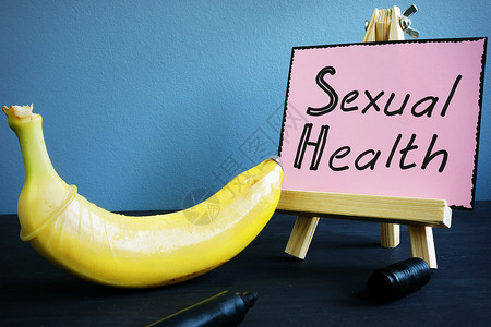 性健康 香蕉和避孕套放在桌子上背景