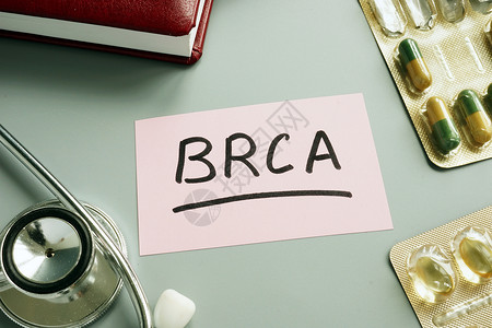 BRCA在一张纸上签了字背景图片