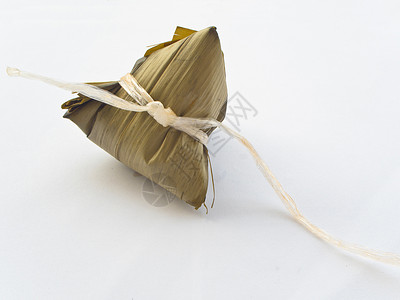 竹叶包装的粘糊饭 鸡蛋和猪肉月球粽子叶子竹子午餐塑料庆典棕色蛋黄食物背景图片