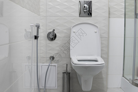 现代轻便卫生间内部的白色马桶地面窗户壁橱卫生风格房子浴室房间奢华厕所背景图片