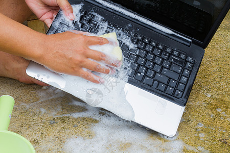 肥皂按钮配有洗碗肥皂 技工的封闭式清洁电脑笔记本乐器气泡除尘器电子产品技术清扫卫生服务科学商业背景