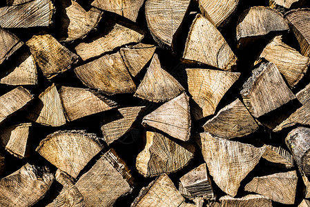 一堆木柴乡村商品柴堆生物木头摄影库存燃料院子壁炉背景图片