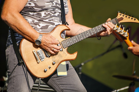 摇滚音乐会的吉他手摇杆音乐岩石乐队活力艺术家吉他演员蓝色牛仔裤背景图片