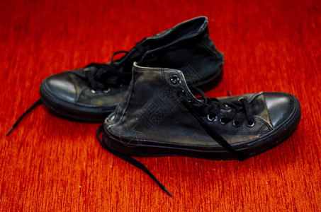 破旧的黑色时尚鞋 复古黑色时尚鞋领带鞋类运动鞋牛仔靴军械衣服滑雪靴帆布跑鞋蓝色背景