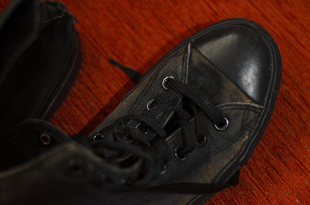 破旧的黑色时尚鞋 复古黑色时尚鞋鞋类牛仔靴桌子蕾丝帆布蓝色军械滑雪靴踏板木屐背景