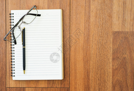 木板上的眼镜和笔记纸笔记本日记教育奶制品桌子小样职场办公室文档书样机背景图片