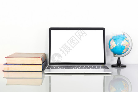 笔记本电脑模型和书本放在桌上背景图片