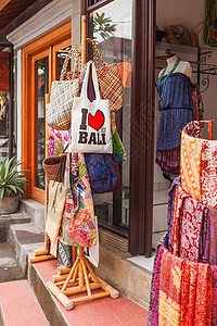 出售纪念品 - 有趣的手工衣服和包包 明亮多彩的配件和室内装饰 乌布 巴厘岛 印度尼西亚背景图片