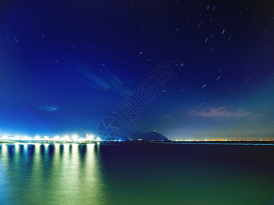 穿越地中海和安塔利亚镇的星际足迹 长期暴露于星空 土耳其黑暗火鸡天空天文学踪迹反射海景漩涡灯笼摄影背景图片