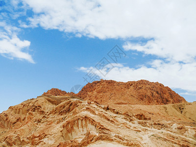 突尼斯撒哈拉沙漠的著名地标 雪碧卡绿洲岩石石头吸引力地方裂缝旅行观光绿洲天空溪流沙漠背景图片