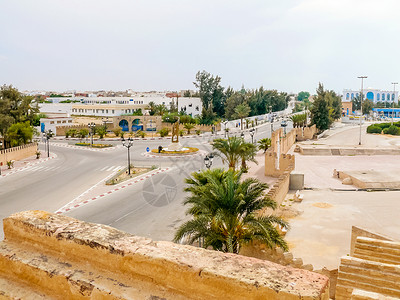 凯鲁万突尼斯Kairouan市的Suburbs 从上到下的十字路口全景背景
