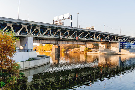 老铁路桥和三环路 与运输基础设施和莫斯科河的秋天都市风景 从塔拉斯舍甫琴科堤防 莫斯科 俄罗斯查看景观反射城市季节首都铁路火车背景图片