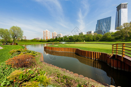 莫斯科高尔夫俱乐部 装饰花园的小高尔夫球场 俄罗斯爱好运动草地花园城市池塘公园游戏高尔夫球闲暇背景图片