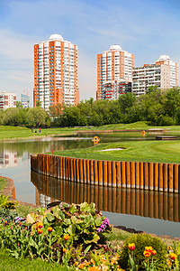 莫斯科高尔夫俱乐部 装饰花园的小高尔夫球场 俄罗斯游戏城市爱好闲暇池塘晴天公园场地运动花园背景图片