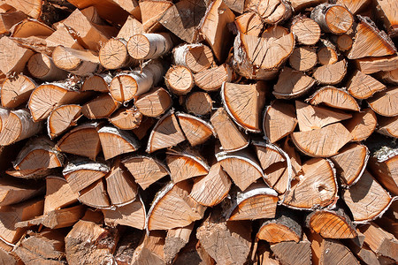 乡村抽象背景与一堆木柴 切碎的木头堆积在一堆背景图片