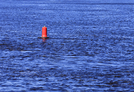 迪迪浮标一条宽阔河流的蓝色波浪上的红浮标山背景