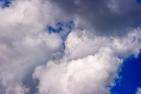 美丽的夏日蓝天上浓密的白云天堂场景气象空气气候天气气氛阳光环境风暴背景图片