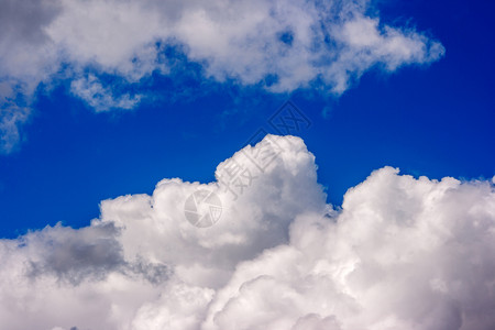 郁郁葱葱的白色积云游过蓝色的天空天气环境晴天天堂空气阳光场景风暴气氛气象背景图片