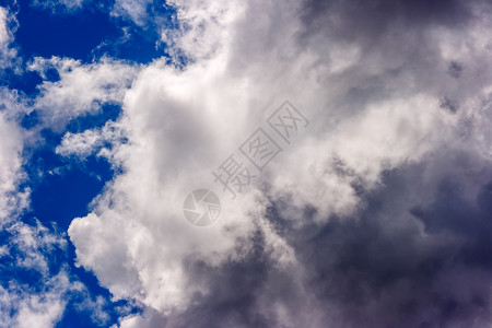 美丽的夏日蓝色天空上浓密而巨大的白云场景天堂阳光气象环境晴天气候风暴气氛空气背景图片