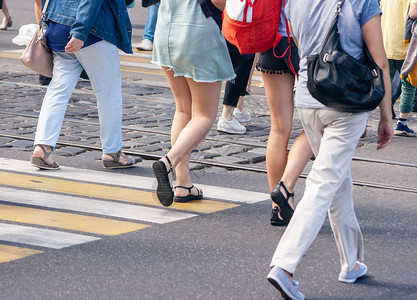 街津口人行横道人群高清图片