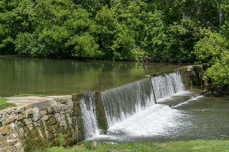人造瀑布公园白色池塘乡村溪流雨水隧道径流排放水平背景图片