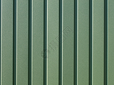 带垂直导轨的绿色波纹钢板技术镀锌栅栏盘子金属瓦楞壁板材料床单异形背景图片