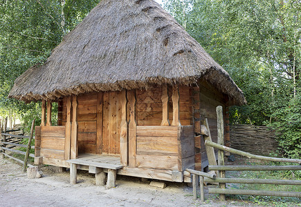 茅草根古老的乌克兰传统农村谷仓 有根稻草屋顶背景