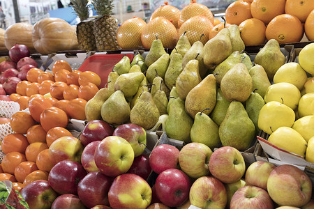 查克利梨橙子 苹果 梨 菠萝 石榴 南瓜 市场柜台出售的每西蒙利背景