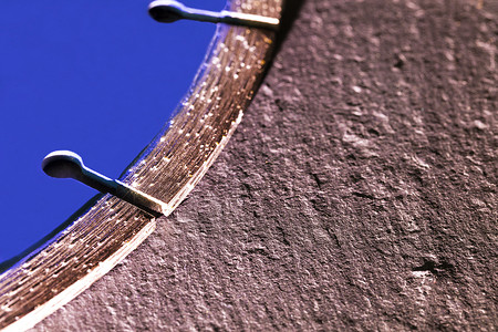 灰色混凝土背景的钻石切割盘片段硬件光盘反射车轮宝石产品工作消耗品铺路金属背景图片