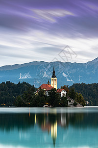一起去看湖吧在斯洛文尼亚 著名的湖泊与岛屿上的教堂一起布莱德 长期的博览会高山天空旅游爬坡日落地标城堡教会旅行反射背景