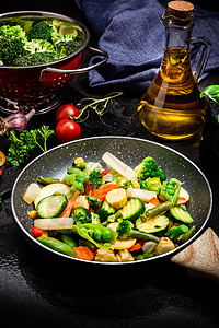 黑调黑薄纸板上闪亮新鲜蔬菜混合剂低脂肪排毒桌子小吃胡椒饮食美食烹饪食物盘子背景