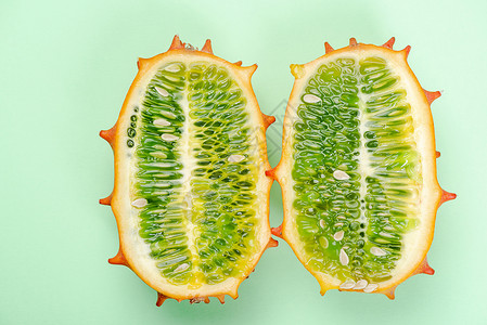 Kiwano 或角瓜水果切成两半 异国情调的水果 细节 C绿色食物营养肉质黑色素植物黄瓜蔬菜热带尖刺背景图片
