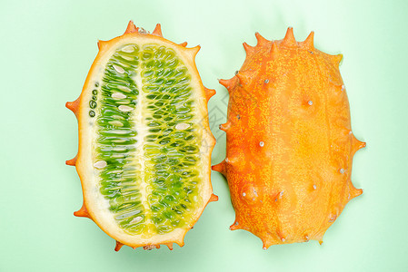 Kiwano 或角瓜水果切成两半 异国情调的水果 细节 C植物绿色黑色素热带营养肉质尖刺黄瓜蔬菜橙子背景图片