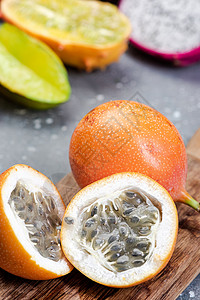 Granadilla 或Grenadia 热辣椒果子在半异味水果中切除异国甜点情调果汁食物植物饮食热带叶子背景图片