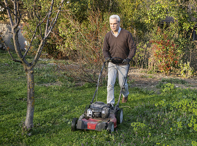 人与割草机园丁引擎花园工作绿化草地男人园艺园林背景图片