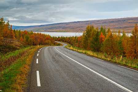 在冰岛拉加弗罗霍特河沿线的公路上观望高清图片