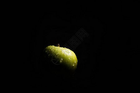 黑苹果看素材黑暗中的苹果木头水果植物甜点桌子美食农场营养飞沫食物背景