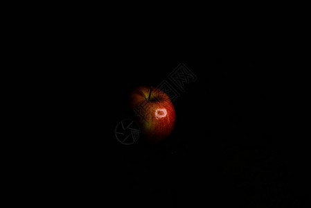 黑苹果看素材黑暗中的苹果静物水果美食农场团体甜点生态植物桌子钥匙背景