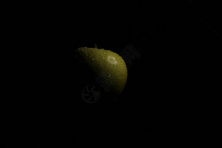 黑苹果看素材黑暗中的苹果果汁营养摄影保健背景乡村生态桌子食物卫生背景