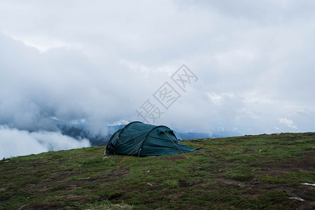 营地手电筒山顶的帐篷背景