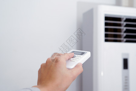 空调按钮女性手在调控热/空气状况温度的调节背景